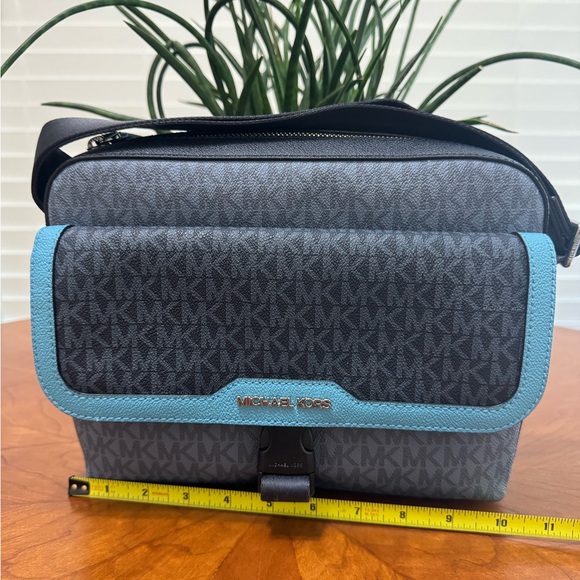 Micheal Kors men crossbody - Picture 2 of 5